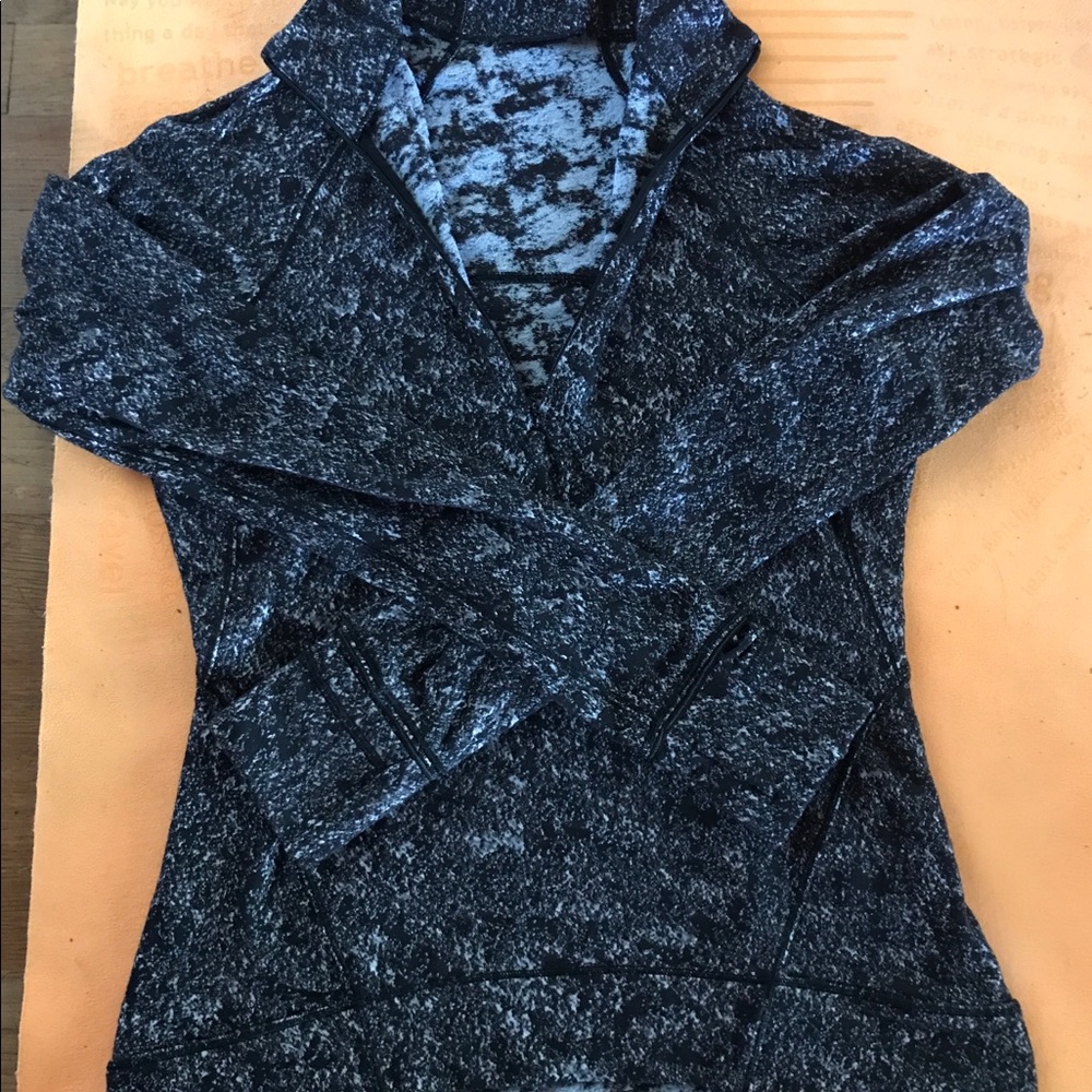 Lululemon Outrun the elements 1/2 zip